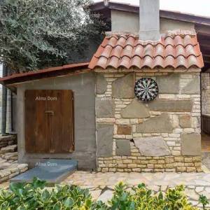 Veli Vrh! Pula! Dvije prizemnice s bazenom!