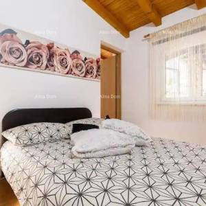 Veli Vrh! Pula! Dvije prizemnice s bazenom!