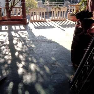 Veruda. Prodaja kuće s apartmanima u Puli  blizu mora, s pogledom na more