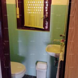 Veruda. Prodaja kuće s apartmanima u Puli  blizu mora, s pogledom na more