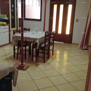 Veruda. Prodaja kuće s apartmanima u Puli  blizu mora, s pogledom na more