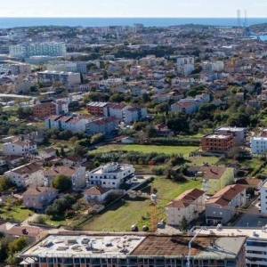 Višestambena, moderna zgrada s liftom, blizu centra. Pula! Stan s parkirnim mjestom i ostavom!