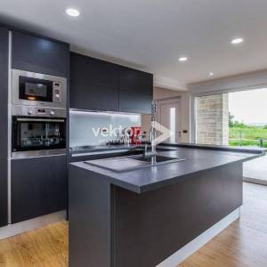 Višnjan, moderna kuća s bazenom