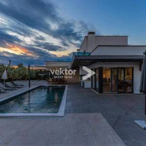 Višnjan, moderna kuća s bazenom