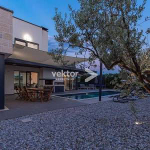 Višnjan, moderna kuća s bazenom