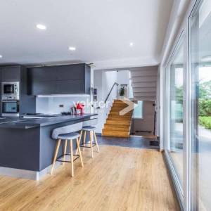 Višnjan, moderna kuća s bazenom