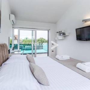 Višnjan, moderna kuća s bazenom