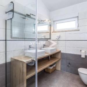 Višnjan, moderna kuća s bazenom