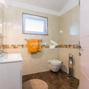 Vodnjan, okolica, kuća novije gradnje s bazenom