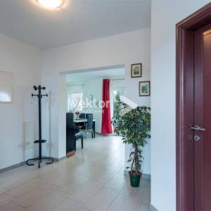 Vodnjan, okolica, kuća novije gradnje s bazenom