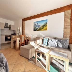 Vrata, apartman, 2-soban s dnevnim boravkom i balkonom