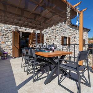 Vrbnik, kamena vila s bazenom