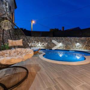 Vrbnik, kamena vila s bazenom