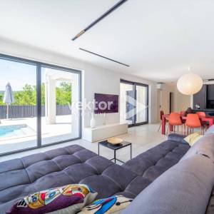 Vrbnik okolica, moderna kuća s bazenom, novogradnja