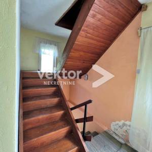 Vrbovsko, okolica, samostojeća kuća s velikom okućnicom