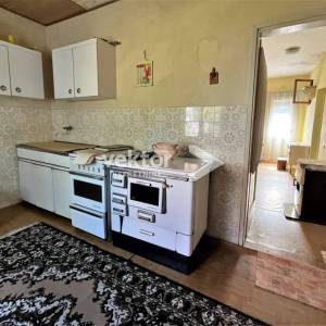 Vrbovsko, okolica, samostojeća kuća s velikom okućnicom