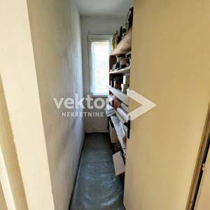 Vrbovsko, okolica, samostojeća kuća s velikom okućnicom