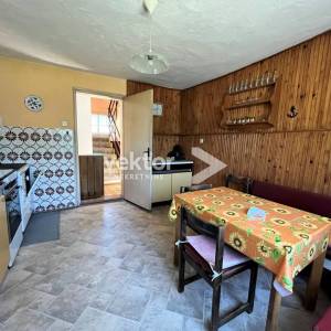 Vrbovsko, okolica, samostojeća kuća s velikom okućnicom