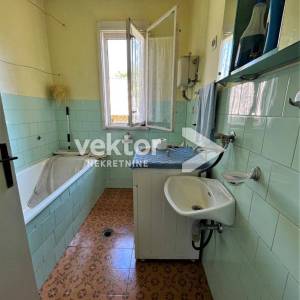 Vrbovsko, okolica, samostojeća kuća s velikom okućnicom