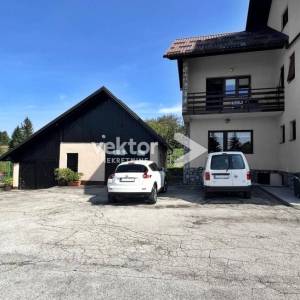 Vrbovsko, samostojeća kuća s 2.000m2 okućnice i poslovnim prostorom