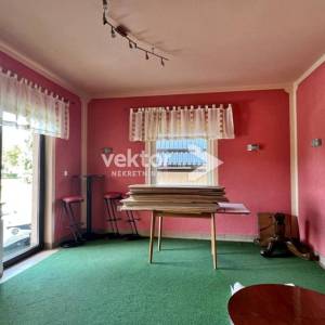 Vrbovsko, samostojeća kuća s 2.000m2 okućnice i poslovnim prostorom