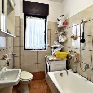 Vrbovsko, samostojeća kuća s 2.000m2 okućnice i poslovnim prostorom