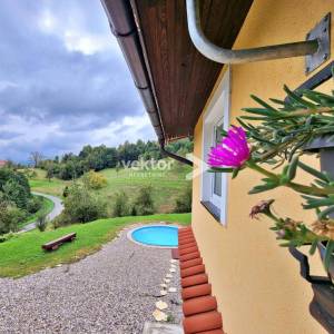 Vrbovsko, šarmantna kuća s otvorenim pogledom i velikom okućnicom