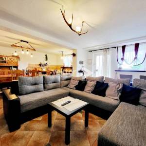 Vrbovsko, šarmantna kuća s otvorenim pogledom i velikom okućnicom