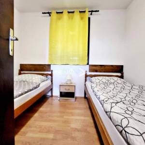 Vrbovsko, šarmantna kuća s otvorenim pogledom i velikom okućnicom