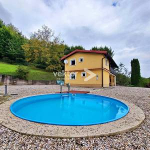 Vrbovsko, šarmantna kuća s otvorenim pogledom i velikom okućnicom