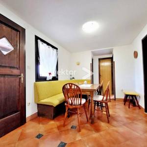 Vrbovsko, šarmantna kuća s otvorenim pogledom i velikom okućnicom