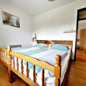 Vrbovsko, šarmantna kuća s otvorenim pogledom i velikom okućnicom