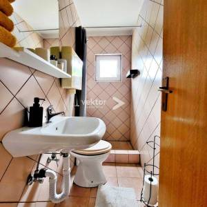 Vrbovsko, šarmantna kuća s otvorenim pogledom i velikom okućnicom