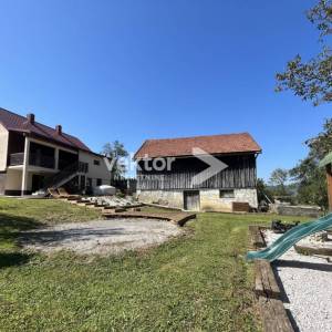 Vrbovsko, uređena goranska kuća s 7.700m2 zemljišta