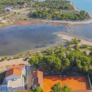 ZABLAĆE (1. red do mora): Resort; Vila, bazen, apartmani, tenis teren
