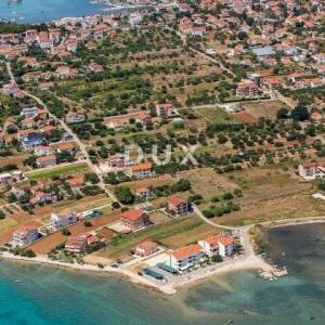 ZADAR, SUKOŠAN - Građevinsko zemljište na top lokaciji 56 m od plaže!
