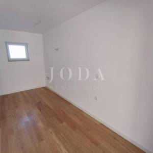 Zadar, trosobni stan sa vrtom i garažom