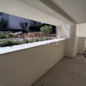 Zadar, trosobni stan sa vrtom i garažom