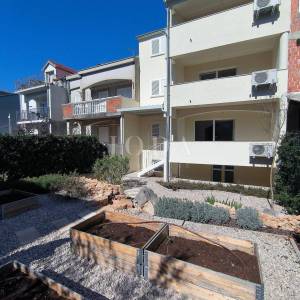 Zadar, trosobni stan sa vrtom i garažom