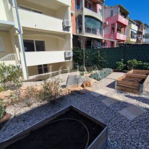 Zadar, trosobni stan sa vrtom i garažom