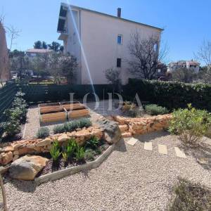 Zadar, trosobni stan sa vrtom i garažom