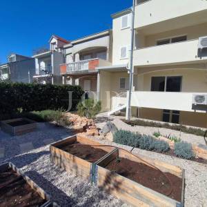 Zadar, trosobni stan sa vrtom i garažom