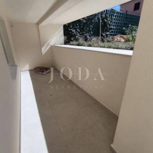 Zadar, trosobni stan sa vrtom i garažom