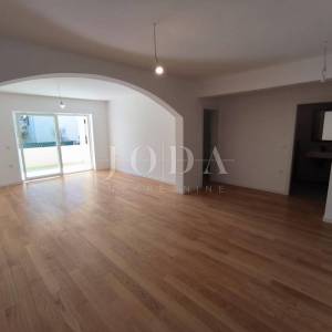 Zadar, trosobni stan sa vrtom i garažom