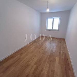 Zadar, trosobni stan sa vrtom i garažom