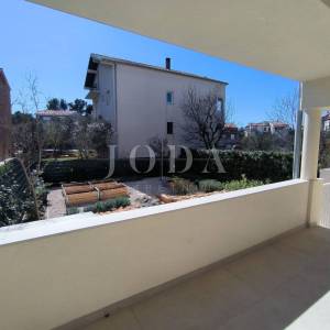 Zadar, trosobni stan sa vrtom i garažom