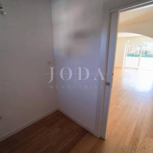 Zadar, trosobni stan sa vrtom i garažom