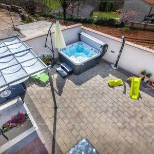 Zadnja kuća u nizu, s jacuzzijem! Marčana.