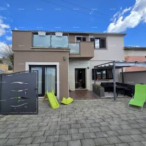 Zadnja kuća u nizu, s jacuzzijem! Marčana.