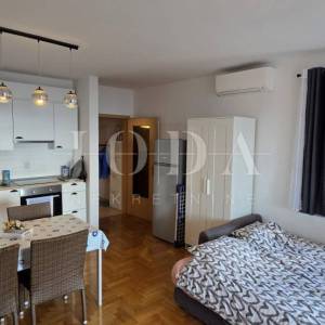 Apartman Dramalj 39,40 m² | pogled na more | parking | vrt | kompletno namješten | mirna lokacija